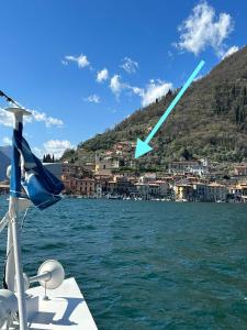 um barco na água com uma seta verde em Sebino Holiday Home em Monte Isola