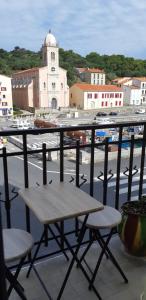 Balkón nebo terasa v ubytování KAZADIZA Superbe T4, classé 3 étoiles, sur le port