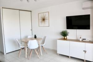 Televízia a/alebo spoločenská miestnosť v ubytovaní Port-Fréjus, LE CONSUL, appartement 2 pièces climatisé, terrasse & parking