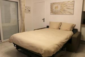 Posteľ alebo postele v izbe v ubytovaní Port-Fréjus, LE CONSUL, appartement 2 pièces climatisé, terrasse & parking + 37 fotografií