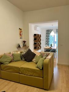 een woonkamer met een bruine bank in een kamer bij CoreHome in Albano Laziale