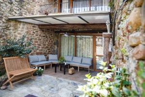 a patio with blue benches and a balcony at Casa el Envero in Saro
