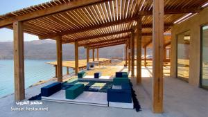 una casa sull'acqua con piscina di Mujib Chalets a Ath Thughrah