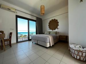 - une chambre avec un lit et une vue sur l'océan dans l'établissement Beach House I&II, à Alykes