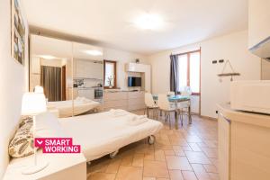 ein Krankenhauszimmer mit 2 Betten und einer Küche in der Unterkunft La Filanda Apartments by Wonderful Italy - Cotone in Bellagio