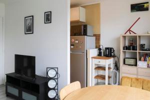 Kuchyň nebo kuchyňský kout v ubytování Bright and pleasant studio near city center