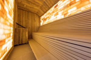 a sauna with a wooden wall at MANNI das Hotel in Mayrhofen