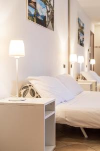 ein Schlafzimmer mit einem Bett und einem Schreibtisch mit einer Lampe in der Unterkunft La Filanda Apartments by Wonderful Italy - Cotone in Bellagio