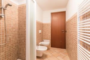 ein Bad mit einem WC und einer Dusche in der Unterkunft La Filanda Apartments by Wonderful Italy - Cotone in Bellagio
