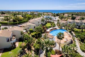 an aerial view of a resort with a pool and palm trees at Apartment Presa de Moura in Carvoeiro