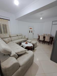 sala de estar con sofá y mesa en Vila Zeqo Muka, en Ksamil