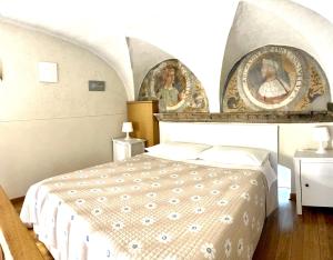 um quarto com uma cama e duas fotografias na parede em Bramantesco em Bérgamo