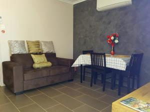 Χώρος καθιστικού στο Quiet 2 bedroom farm house
