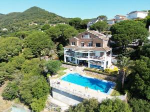 Bazén v ubytovaní Apartamento entre mar y montaña alebo v jeho blízkosti + 37 fotografií
