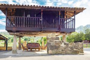 una grande casa in legno con balcone e sedie di La Casina de Martín a Limanes