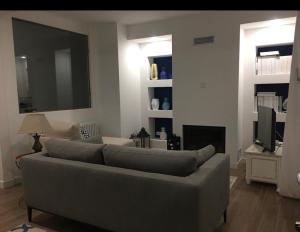 sala de estar con sofá y TV en Guest house Festinalente en Montegrotto Terme