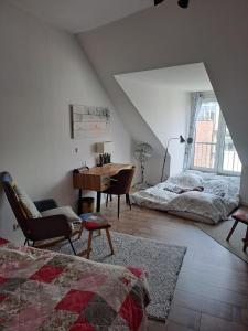 - une chambre avec un bureau et un lit dans l'établissement Penthousewohnung 126 qm Bremen Innenstadt+ Dachterrasse, à Brême