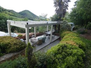 a pergola in the middle of a garden at Guest house Festinalente in Montegrotto Terme