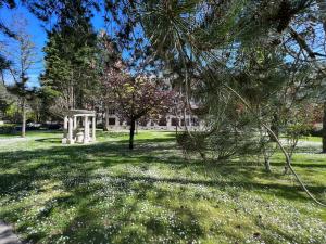 un parque con un árbol y un monumento en la hierba en Résidence de l'Hermitage, T2 avec Parking, en Le Touquet-Paris-Plage