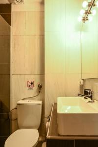 ein Badezimmer mit einem weißen WC und einem Waschbecken in der Unterkunft Thessaloniki Center Modern Apartment in Thessaloniki
