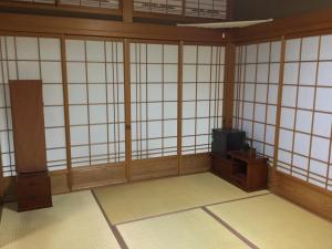 uma sala vazia com uma pequena televisão numa mesa em ゲストハウス Rei em Hongu
