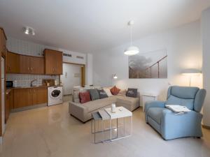 sala de estar con sofá, mesa y sillas en Apartamento Faro Beach by Solset en Torre del Mar