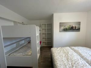 sypialnia z białym łóżkiem piętrowym w pokoju w obiekcie Apart Weinberg 1 - 6 Personen Ferienwohnung w mieście Imst