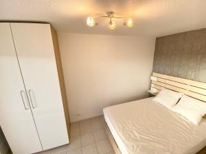 Posteľ alebo postele v izbe v ubytovaní Port-Fréjus, LE CONSUL, appartement 2 pièces climatisé, terrasse & parking