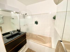 Kúpeľňa v ubytovaní Port-Fréjus, LE CONSUL, appartement 2 pièces climatisé, terrasse & parking