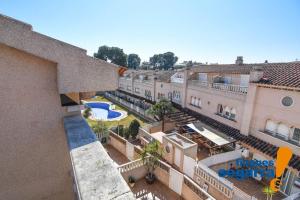 uma vista aérea de um edifício com piscina em Casa Greco em Comarruga