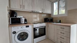 A kitchen or kitchenette at Cozy apartment in Nea Smyrni