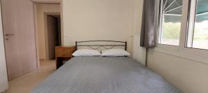 A bed or beds in a room at Cozy apartment in Nea Smyrni