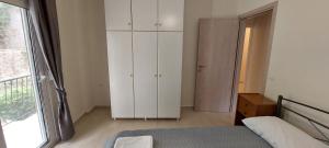 A bed or beds in a room at Cozy apartment in Nea Smyrni