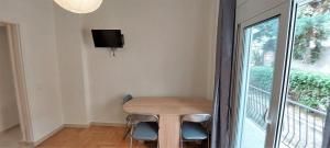 A television and/or entertainment centre at Cozy apartment in Nea Smyrni Még 5 kép