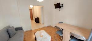 A television and/or entertainment centre at Cozy apartment in Nea Smyrni