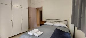 um quarto com uma cama com duas toalhas em Cozy apartment in Nea Smyrni em Atenas