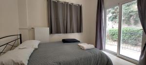 A bed or beds in a room at Cozy apartment in Nea Smyrni