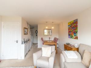 ein Wohnzimmer mit einem Sofa und einem Tisch in der Unterkunft Pass the Keys Cosy Seaside Home with Free Parking in North Shields