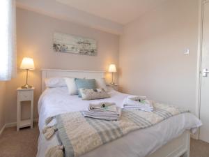 Ένα ή περισσότερα κρεβάτια σε δωμάτιο στο Pass the Keys Cosy Seaside Home with Free Parking