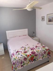 Cama ou camas em um quarto em Palm Villa 1 bed apartment overlooking golf course