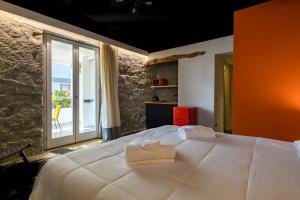 - une chambre avec un grand lit blanc et une fenêtre dans l'établissement Loft romantico con veranda, à Tortolì