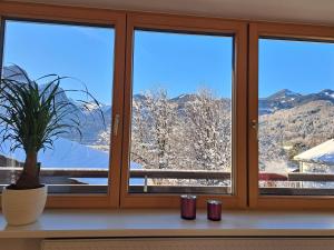 una finestra con vista su una montagna innevata di Bergpanorama a Bludenz