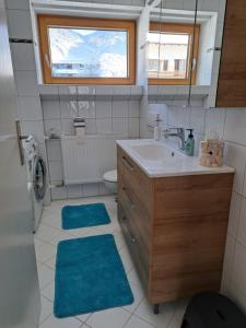 un bagno con lavandino, water e finestra di Bergpanorama a Bludenz
