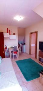 Televízia a/alebo spoločenská miestnosť v ubytovaní Valloris Apartments