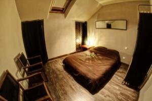 1 dormitorio con 1 cama y 2 sillas en kiné lounge, en Bazet