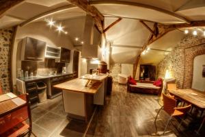 um quarto amplo com uma cozinha com pisos em madeira em kiné lounge em Bazet