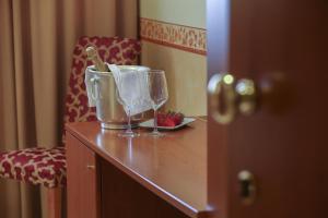 蒙太奇馬焦雷的住宿－費利克斯酒店，一张桌子,上面有两杯酒杯和一桶
