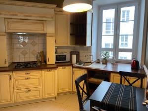 Kuchyňa alebo kuchynka v ubytovaní Poznańska Street Apartment