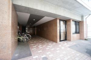 un gruppo di biciclette parcheggiate in un edificio di 長期歓迎 地下鉄豊水すすきの駅 歩いてスグ IK Minami 6 Jo Residence 603 IK南6条レジデンス a Sapporo