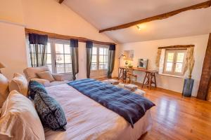 1 dormitorio con 1 cama grande y 1 sofá en Domaine de Roujol, en Brassac